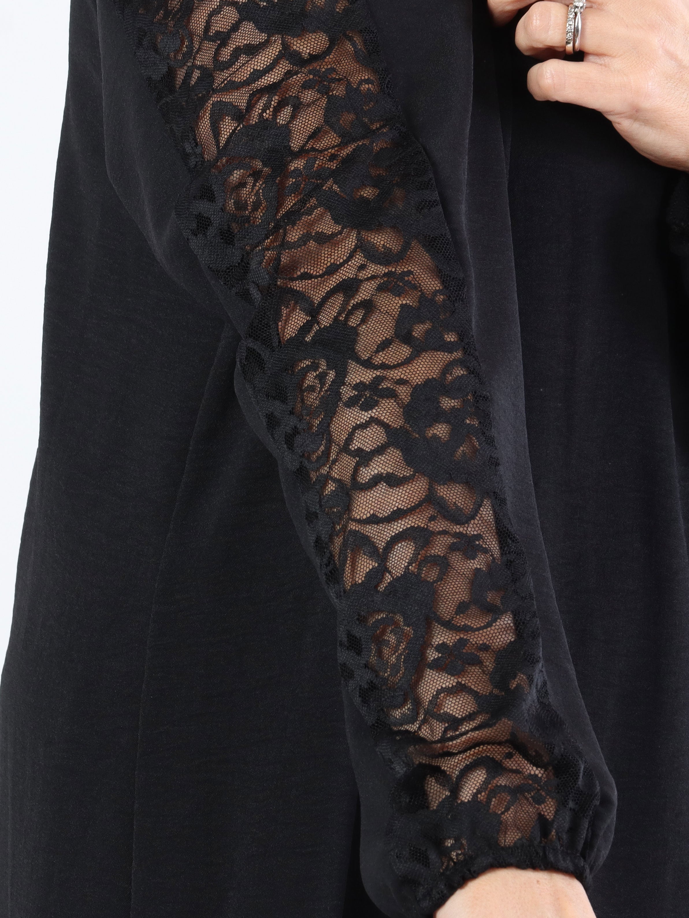 Carmen - Plus size klänning med vacker spets i ryggen och ärmar